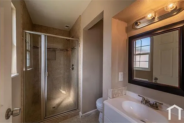 5 bed, 2041 sqft, $3,555 — Photo 4