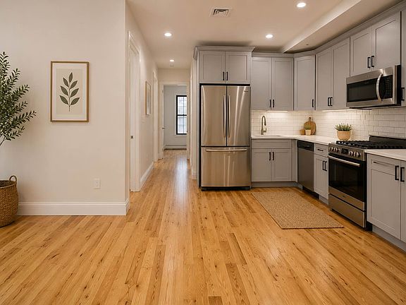 3rd image of 1576 Lincoln Pl APT 1R