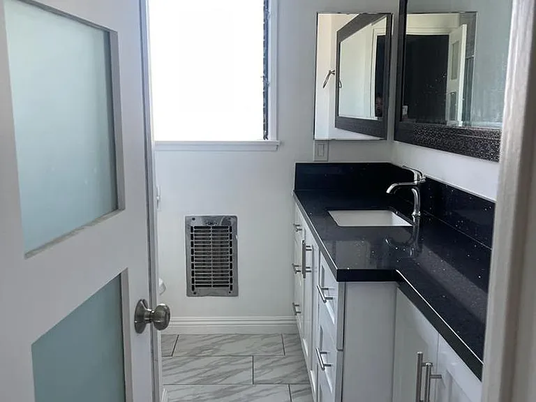1105 S Barrington Ave — Photo 17