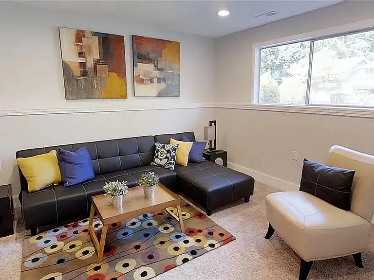 5 bed, 2140 sqft, $4,495 — Photo 3