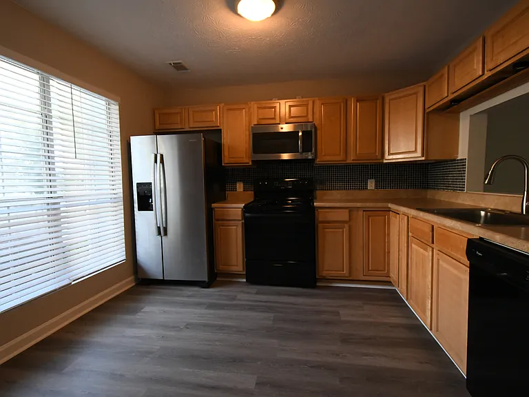 1804 Queen Anne Ct — Photo 2