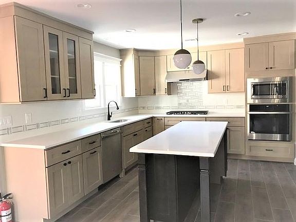 Kitchen with island for 4 seats