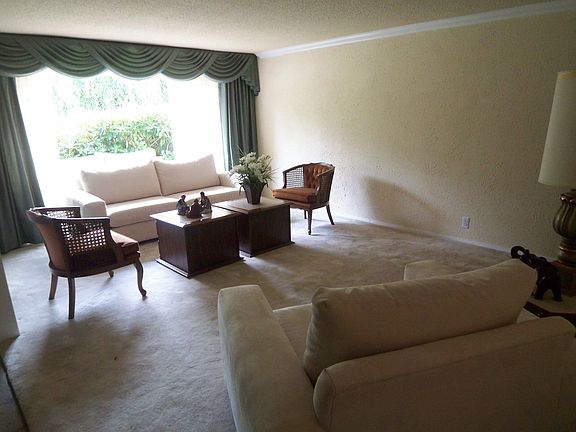 Living Room w/ Bay window