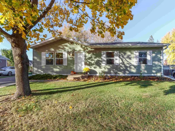 608 E Alfred St, Weyauwega, WI 54983