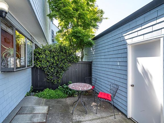 yard between garage and font door