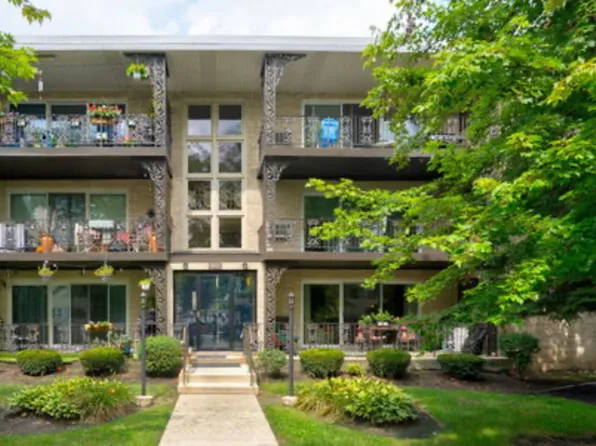 911 S 8th Ave #2, La Grange, IL 60525