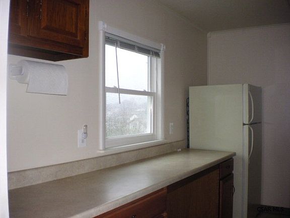 5th image of 228 Hereford Ln
