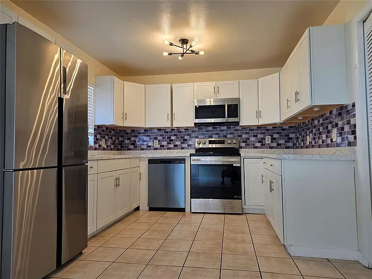 415 Greenwich Ct — Photo 4