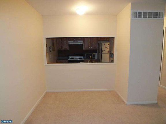 3rd image of 493 Summer Park Cres
