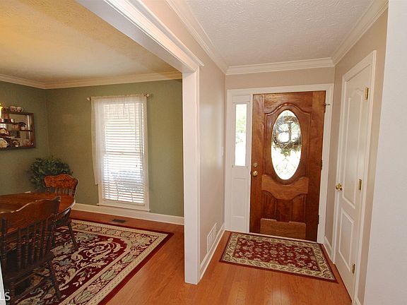 5th image of 275 Marilyn Dr E