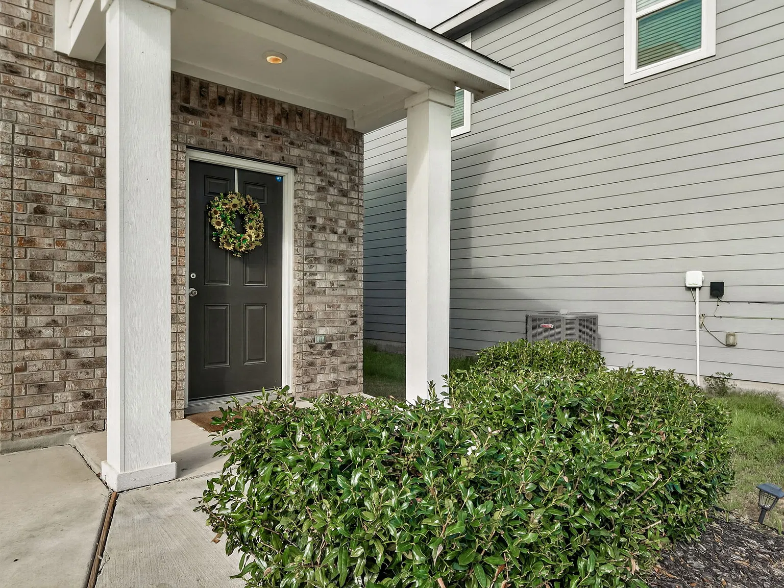 Stylish 3-Bed Home with Island Kitchen, Fenced Yard, and Community Pool in San Antonio — Photo 2