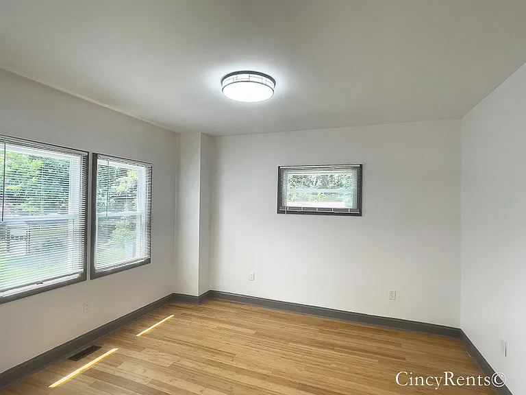 3335 Hewitt Crescent St — Photo 14