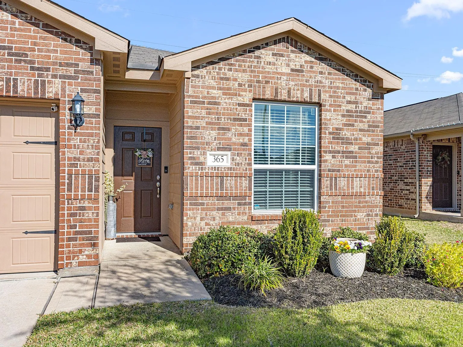 3 bed, 2.0 bath, 1570 sqft, $2,200 — Photo 3