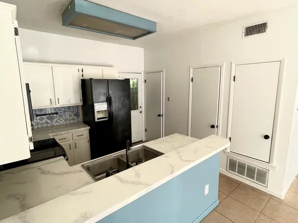 1221 W Hopkins St #13, San Marcos, TX 78666