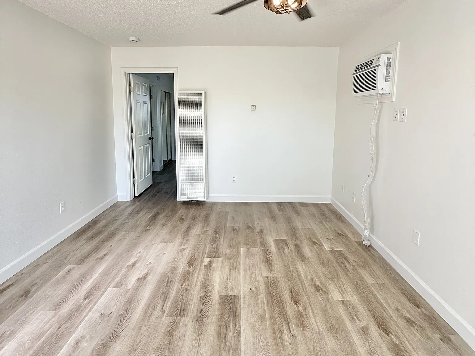 Davis Avenue, 4555 (J) - 2 — Photo 2