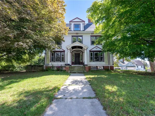 38 Oakley Rd, Woonsocket, RI 02895