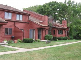 2230 Meadowbrook Ct APT E, Oshkosh, WI 54904