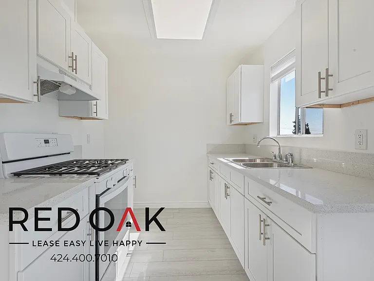 7915 Vineland Ave — Photo 2