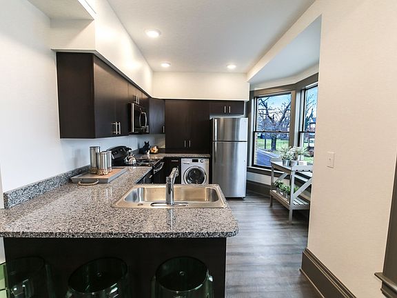 3rd image of 616 Niagara St #308