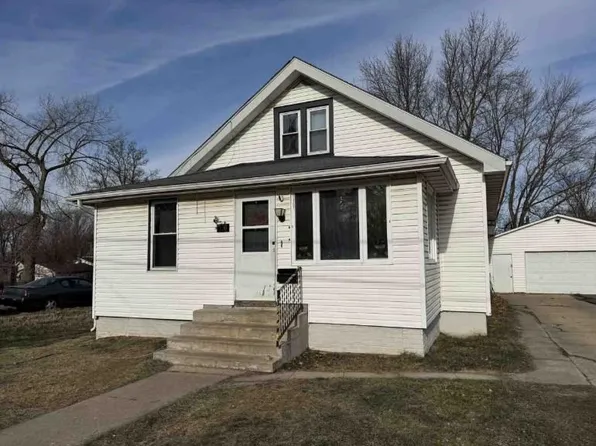 730 E Iroquois St, Freeport, IL 61032