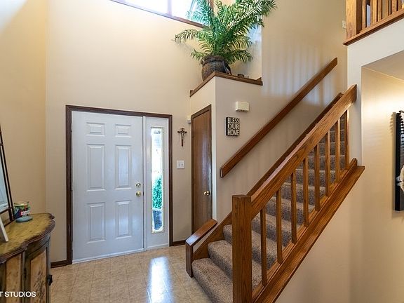 3rd image of 215 Huntington Ct