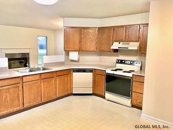3rd image of 571 Victory Cir