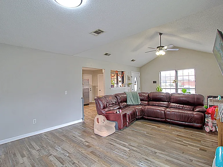 1567 Pendleton Dr — Photo 5
