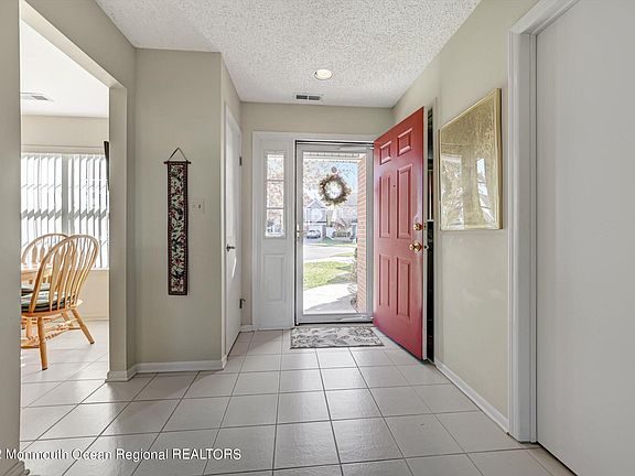 4th image of 8 Glenn Oaks Ct