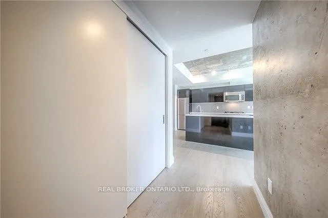 224 King St W #704 — Photo 2