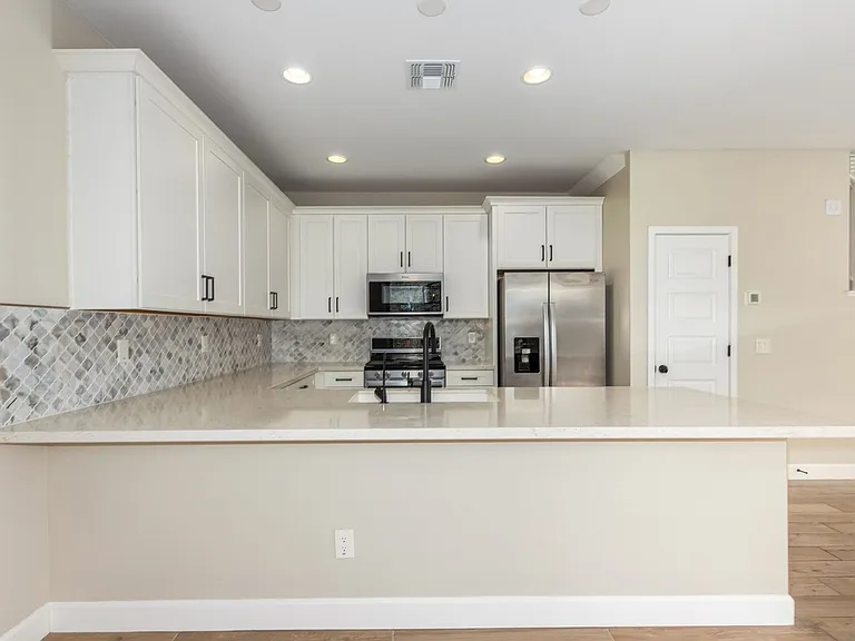 2026 W Desert Hollow Dr — Photo 7