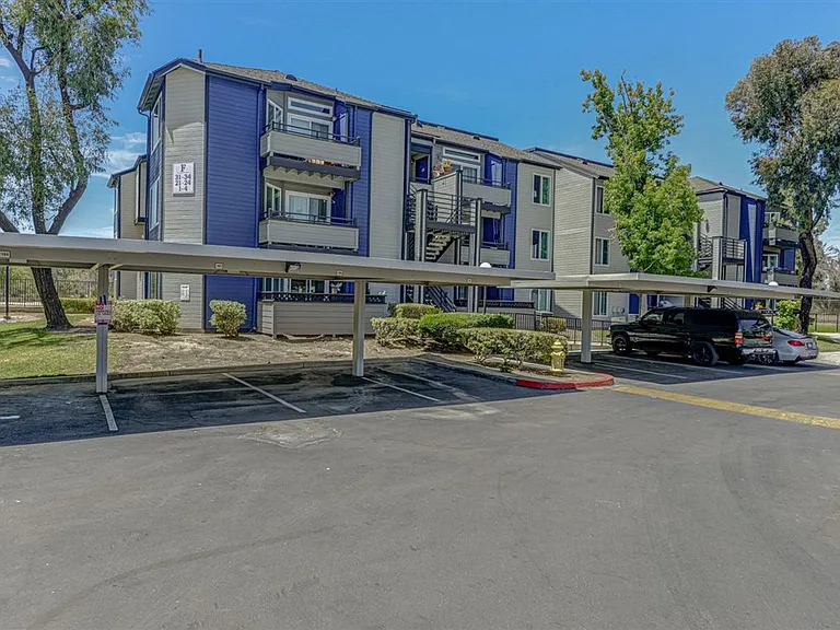 River House Apartments — Photo 25