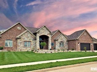 204 Navajo Trl, Groveland, IL 61535
