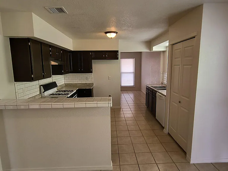 10406 Ashwood Dr — Photo 3