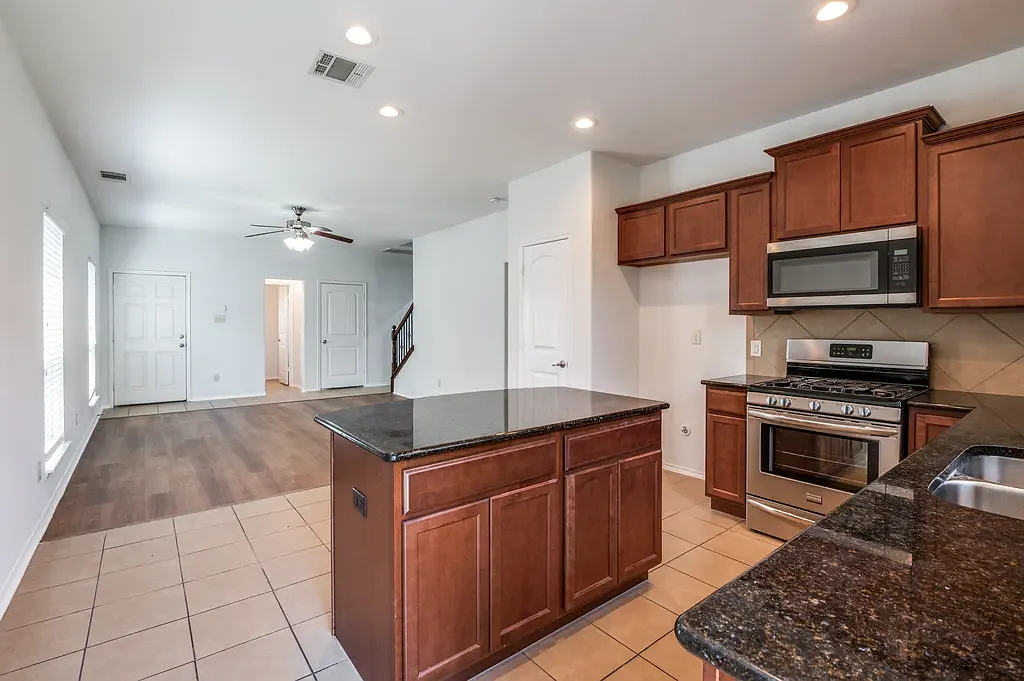 3 bed, 1556 sqft, $2,350 — Photo 4