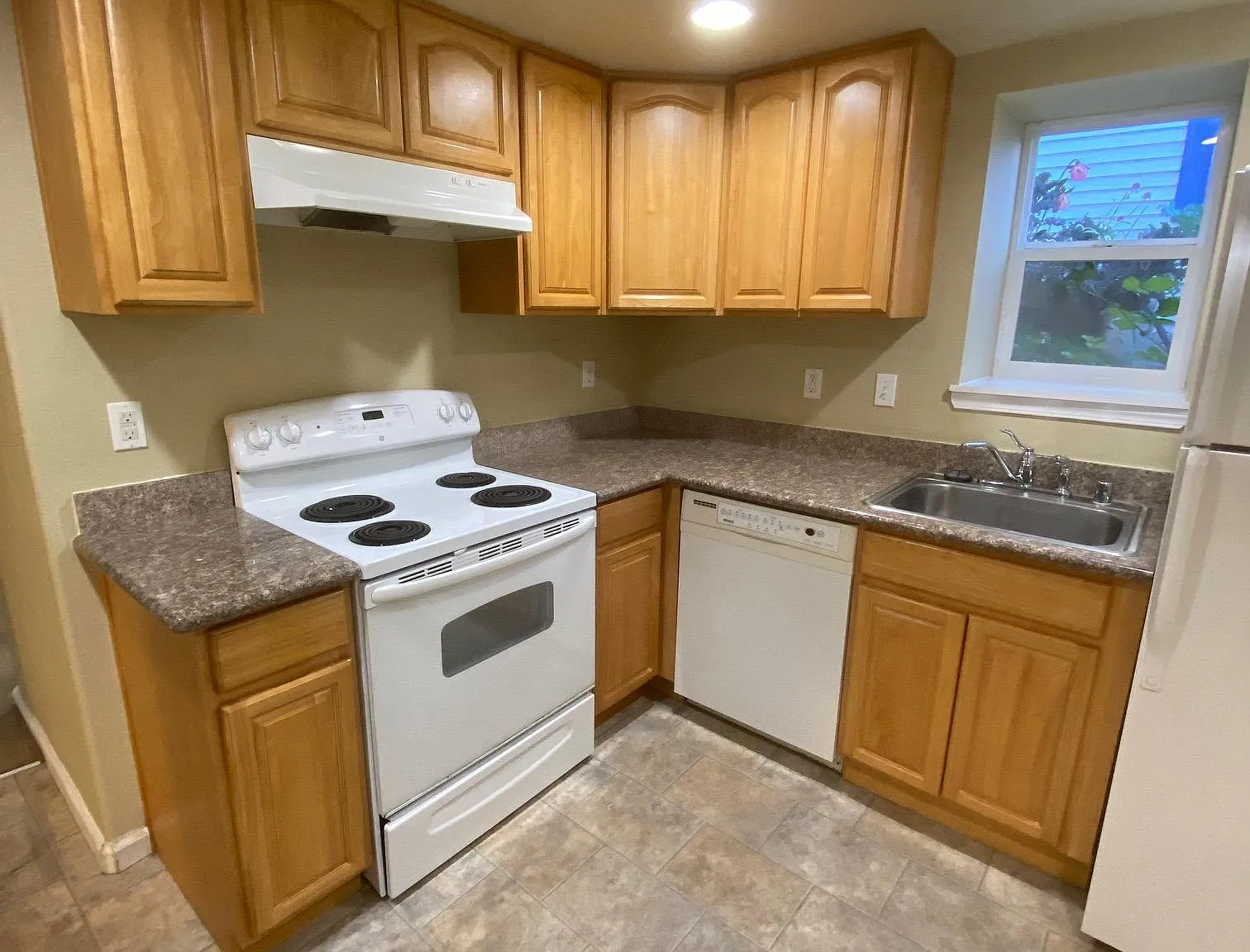 2 bed, 750 sqft, $1,985 — Photo 2