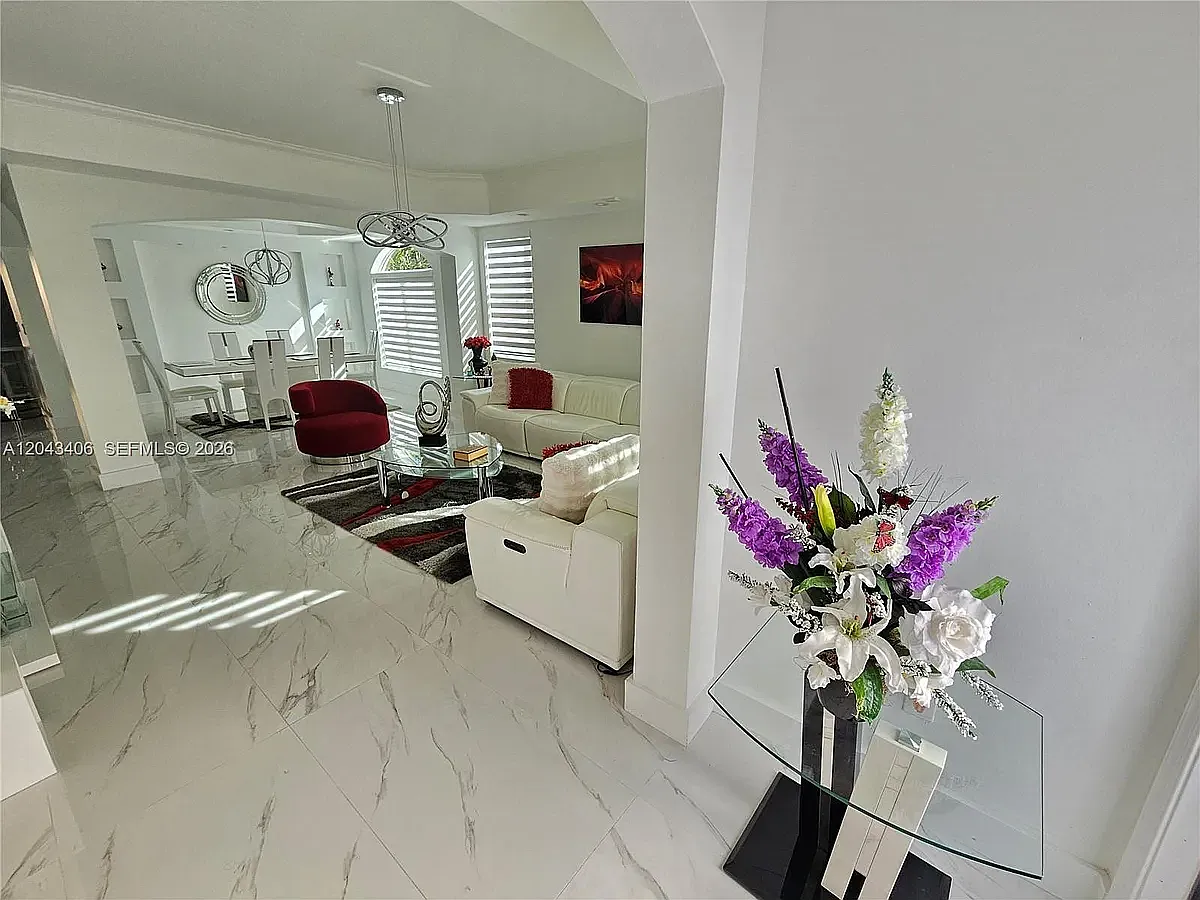 5 bed, 3294 sqft, $5,995 — Photo 1