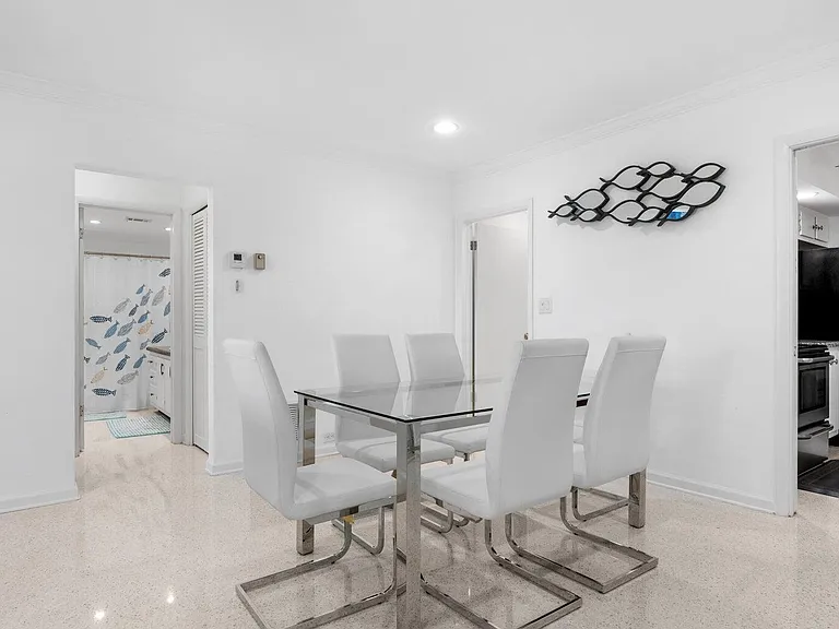 410 Venetian Dr — Photo 4