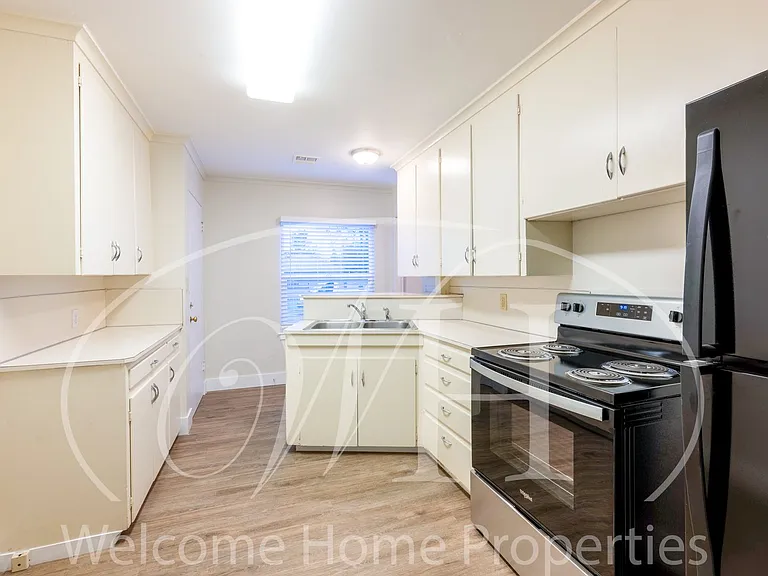 24 NE Ash Ave — Photo 12