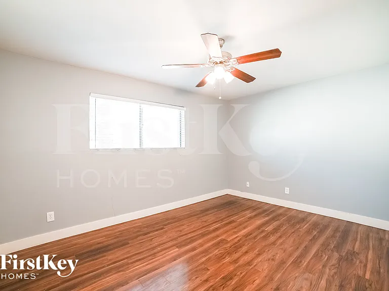 1519 W 6th St — Photo 12