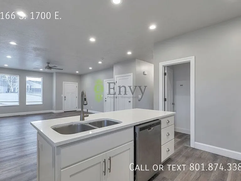 7166 S 1700 E — Photo 3