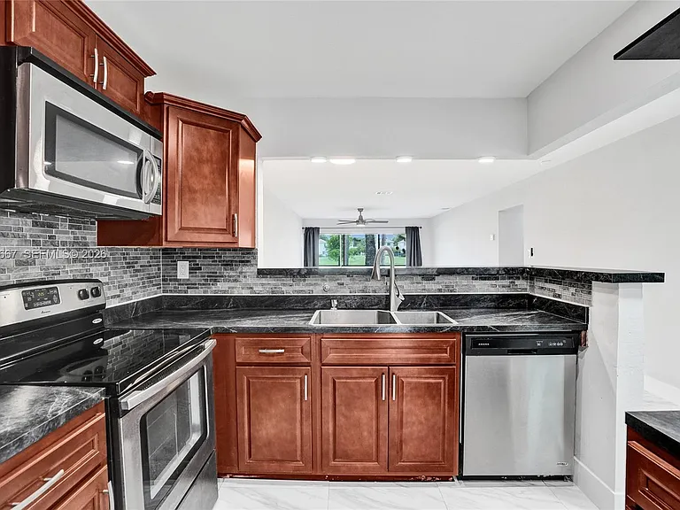 9540 NW 65th St #D8 — Photo 11