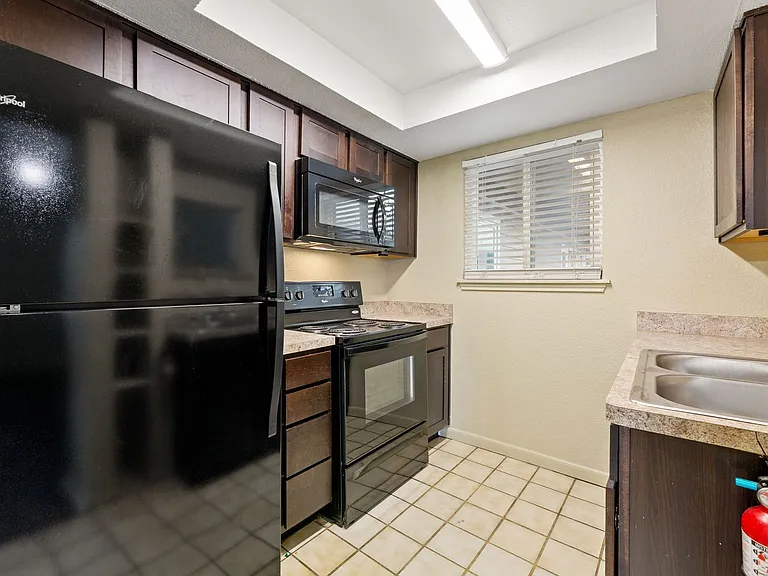Stone Hill Apartments — Photo 40