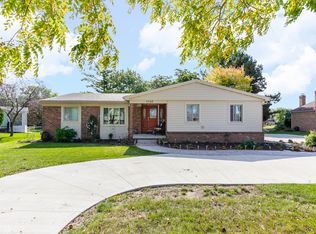 1742 3 Lakes Dr, Troy, MI 48085