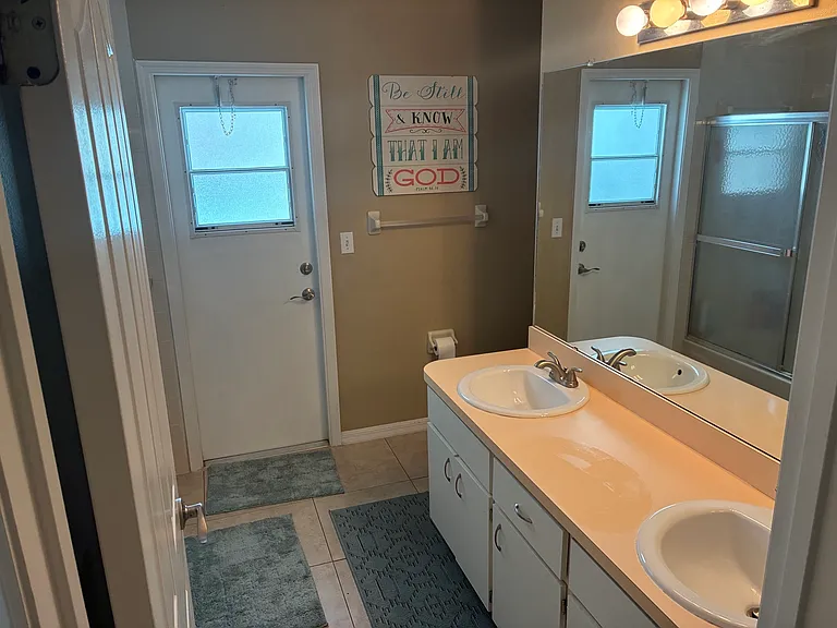 Hall Bath with Door to Pool