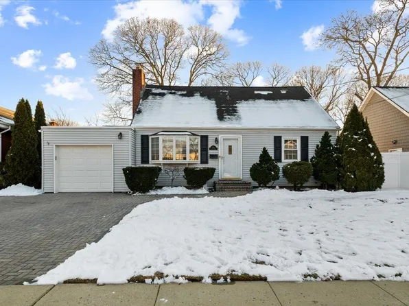 102 Suffolk Road, Massapequa, NY 11758