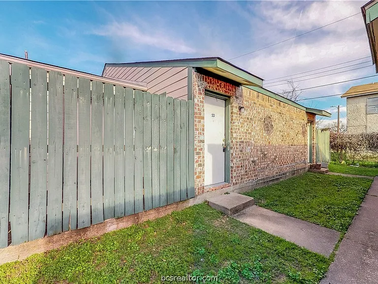 725 Peppertree Dr #22 — Photo 1