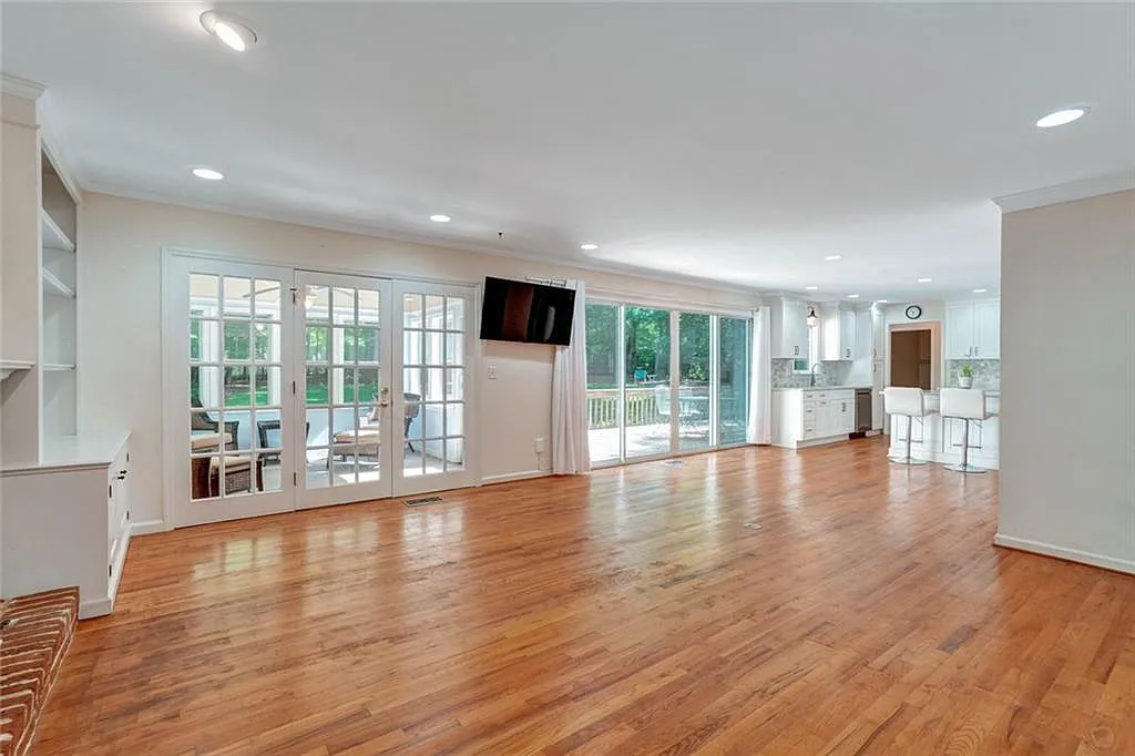 4 bed, 2.5 bath, 2356 sqft, $4,500 — Photo 3