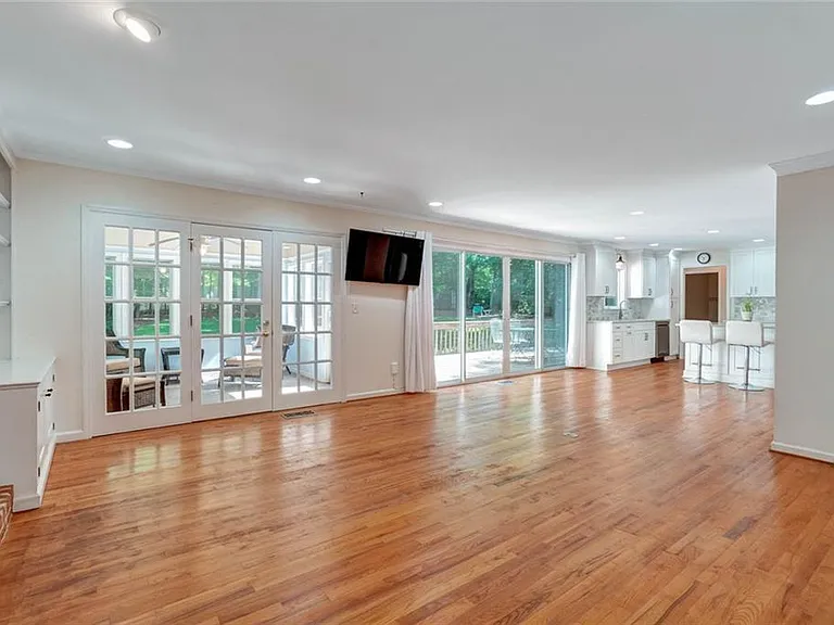 295 Oakmere Dr — Photo 3