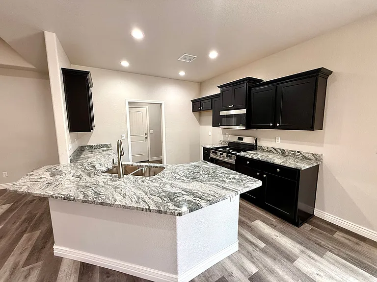 3368 N Apache St — Photo 11