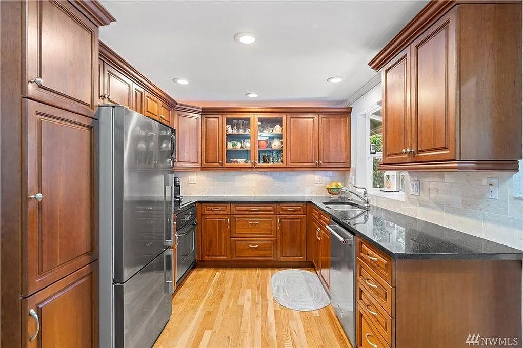 4 bed, 2360 sqft, $4,395 — Photo 4